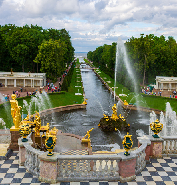 Санкт-Петербург, Петергоф летом, Нижний парк, Большой Петергофский дворец. Вид на фонтан "Самсон" и Морской канал.
