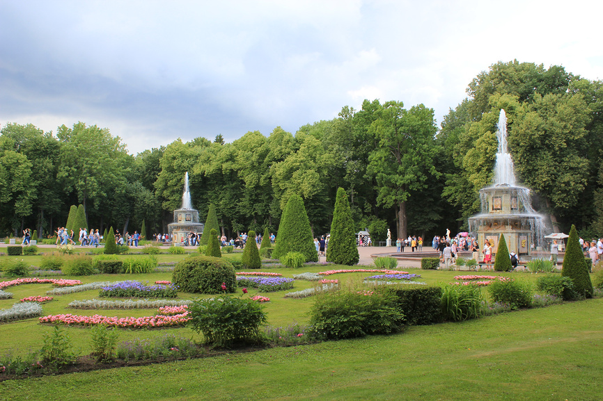 Два парных римских фонтана в Нижнем парке Петергофа. Санкт-Петербург, Россия.