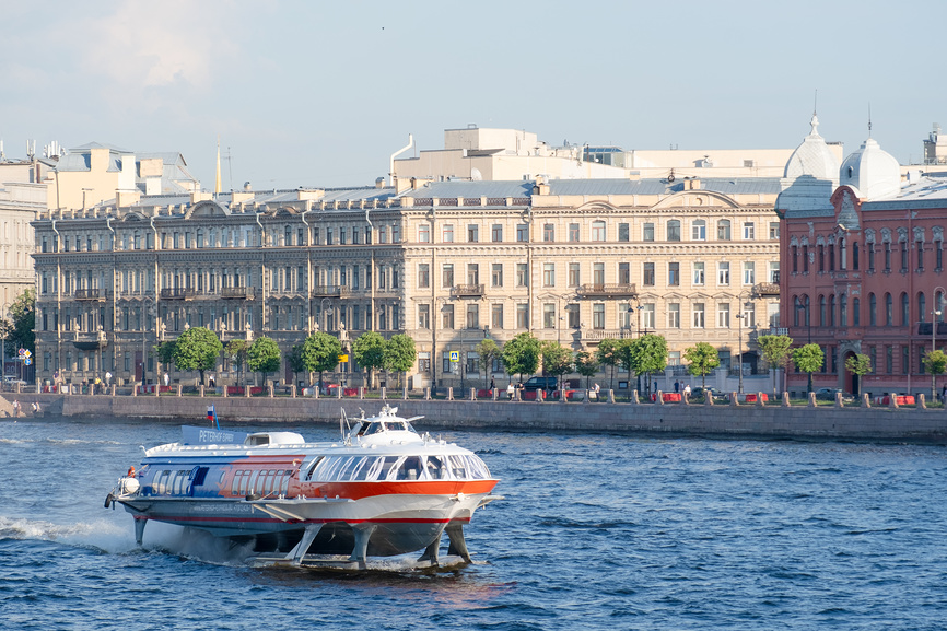 Скоростной теплоход на подводных крыльях "Метеор-243" на фоне Васильевского острова . Санкт-Петербург