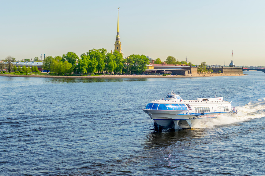 Судно на подводных крыльях "Метеор" плывет по Неве. Санкт-Петербург